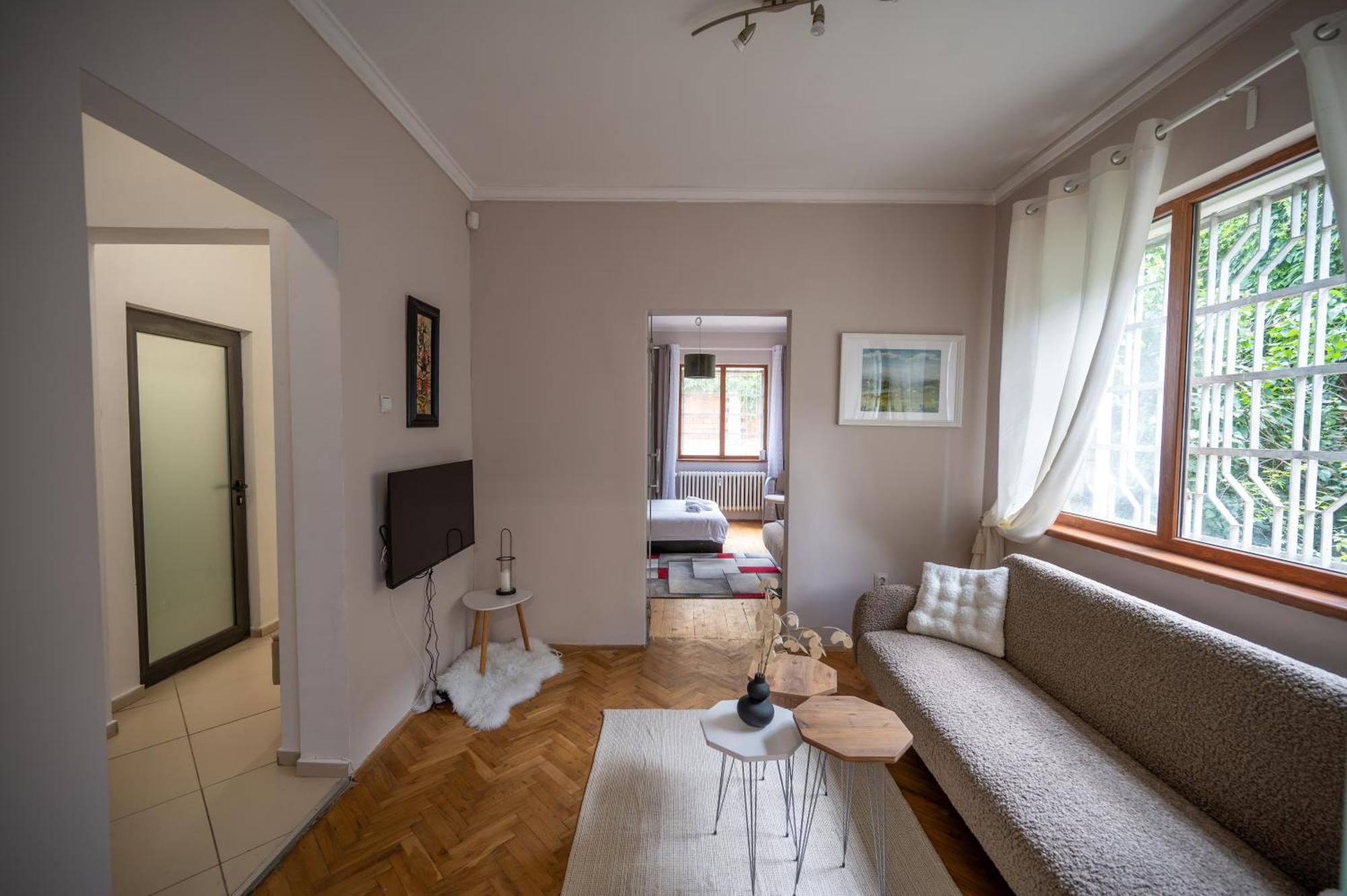Beautiful Two-bedroom In City Center Apartment