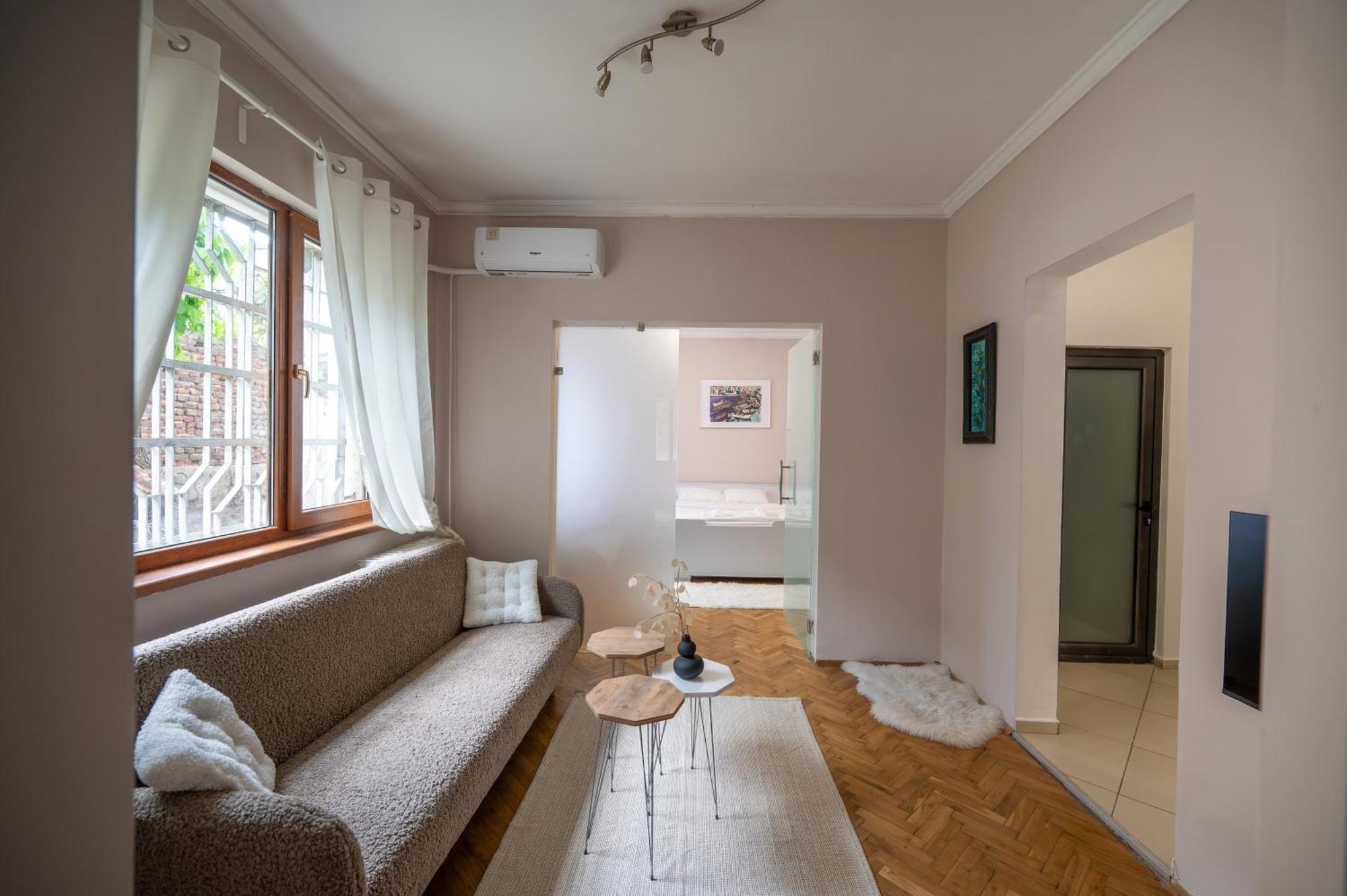 Beautiful Two-bedroom In City Center Apartment