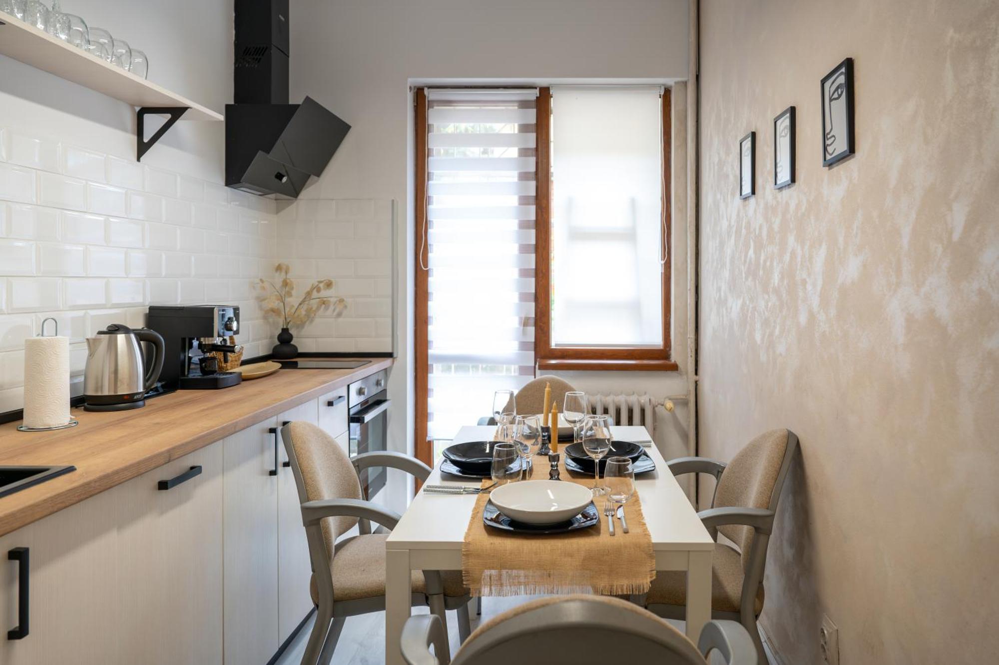Beautiful Two-bedroom In City Center Apartment *